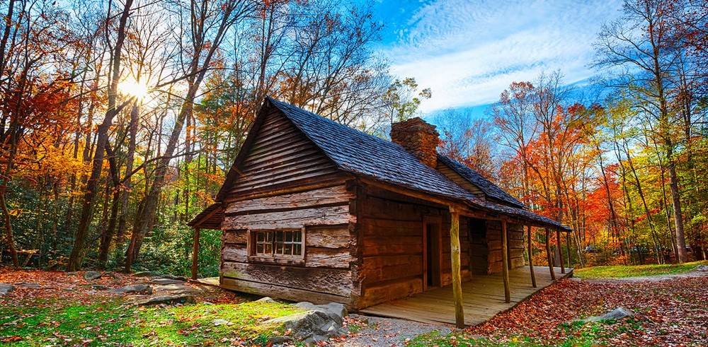  Gtlinburg, Tennessee   Dù không khí se lạnh tràn về nhưng một số thị trấn Mỹ vào thu lại đẹp đến mê hoặc lòng người. Ở thị trấn Gtlinburg, Tennessee, nằm trong trung tâm của thung lũng Great Smoky, lá đã bắt đầu đổi sang đỏ.  Tại thị trấn nhỏ bé này ở trung tâm của dãy núi Great Smoky, lá bắt đầu thay đổi. Từ trên cao, bạn có thể nhìn thấy một tranh nhuộm sắc đỏ của lá trên nền cỏ xanh mượt đẹp lung linh.